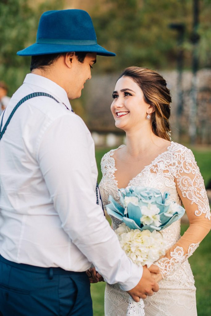 Elopement Alma lisboeta em Lisboa casal de mãos dadas