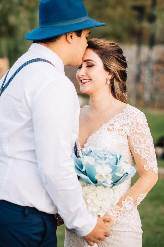 Elopement Alma lisboeta em Lisboa noivo dando um beijo na testa