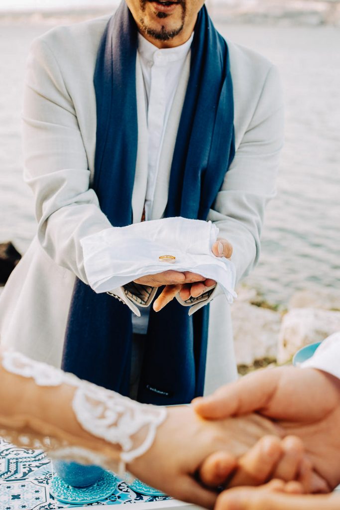 Elopement Alma lisboeta em Lisboa celebrante entregando a aliança