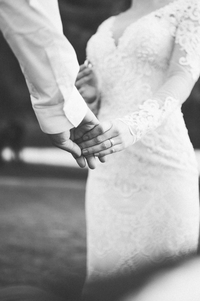 Elopement Alma lisboeta em Lisboa noiva segurando a aliança e segurando a mão do noivo