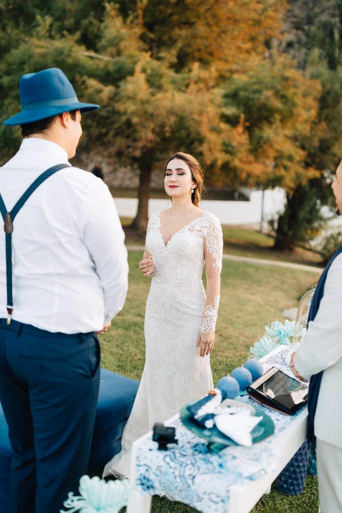 Elopement Alma lisboeta em Lisboa noiva segurando a sua aliança