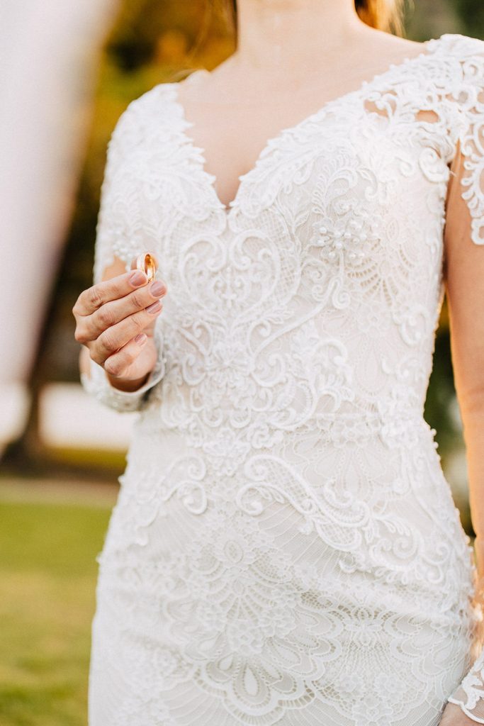 Elopement Alma lisboeta em Lisboa detalhe das mão da noiva segurando as alianças