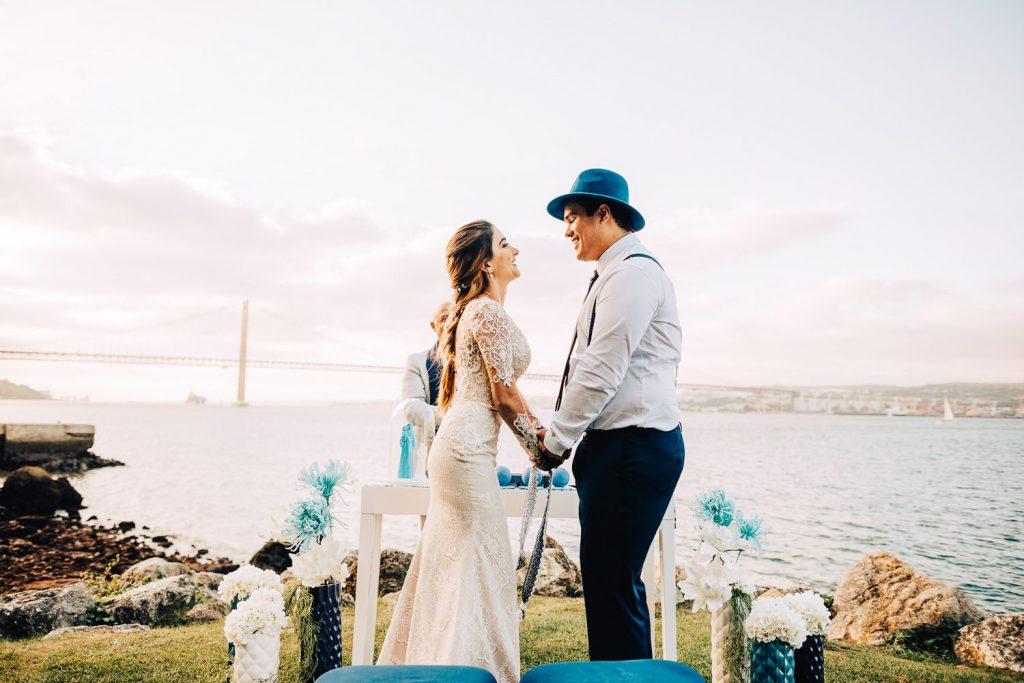 Elopement Alma lisboeta em Lisboa com o rio Tejo e a ponte no fundo