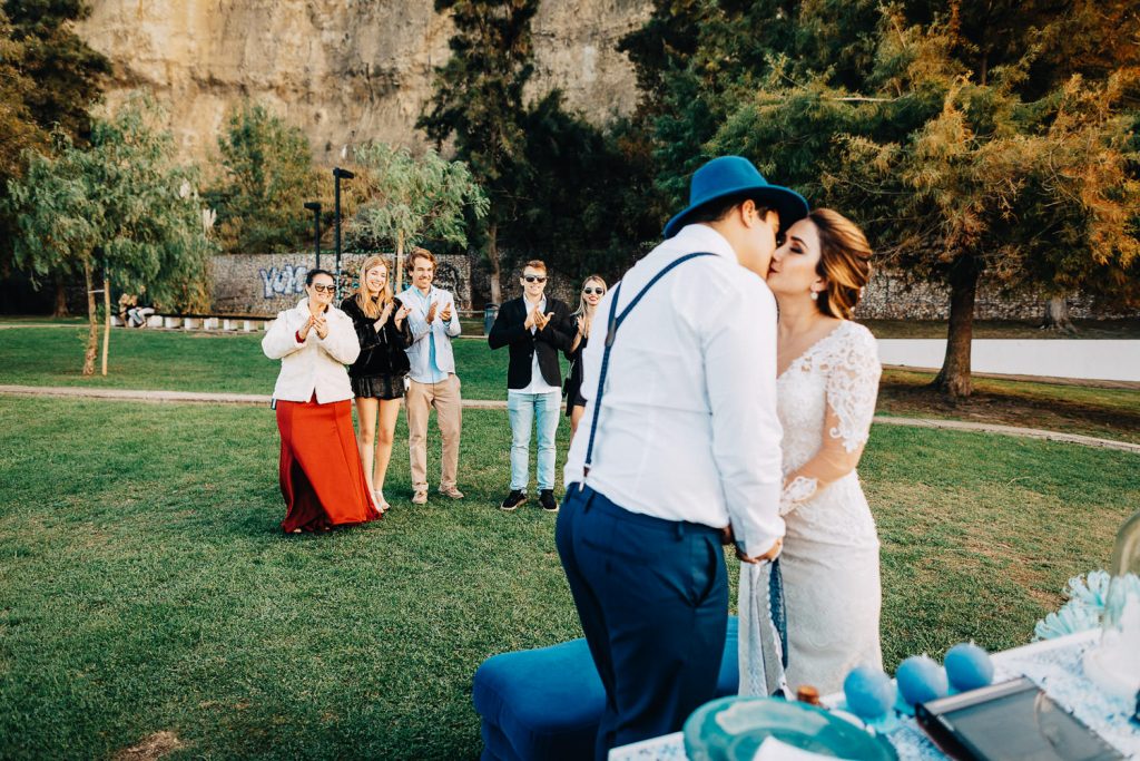Elopement Alma lisboeta em Lisboa o beijo do casal com os convidados batendo palma