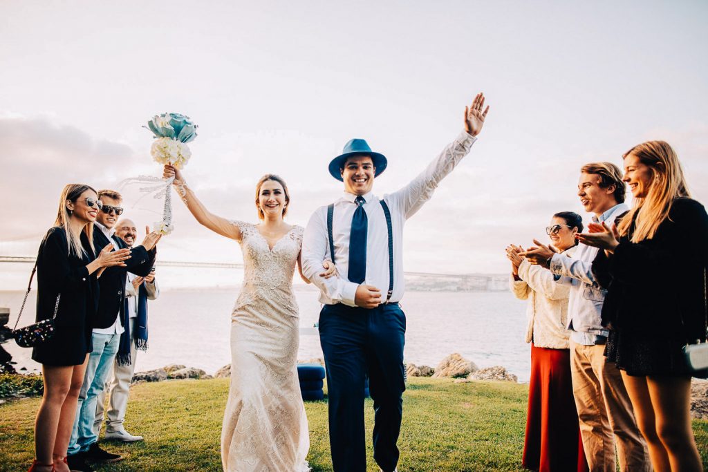 Elopement Alma lisboeta em Lisboa casal saindo da cerimônia