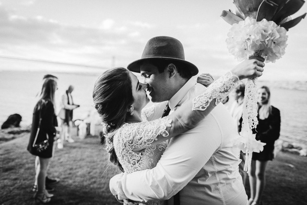 Elopement Alma lisboeta em Lisboa beijo em tons cinza