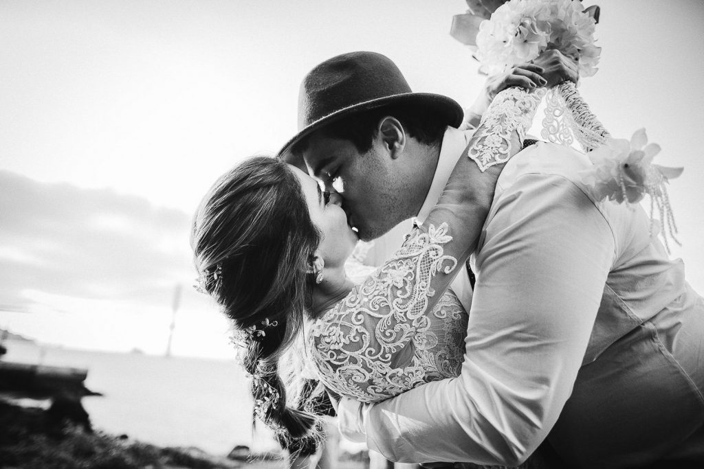 Elopement Alma lisboeta em Lisboa close do rosto do casal se beijando