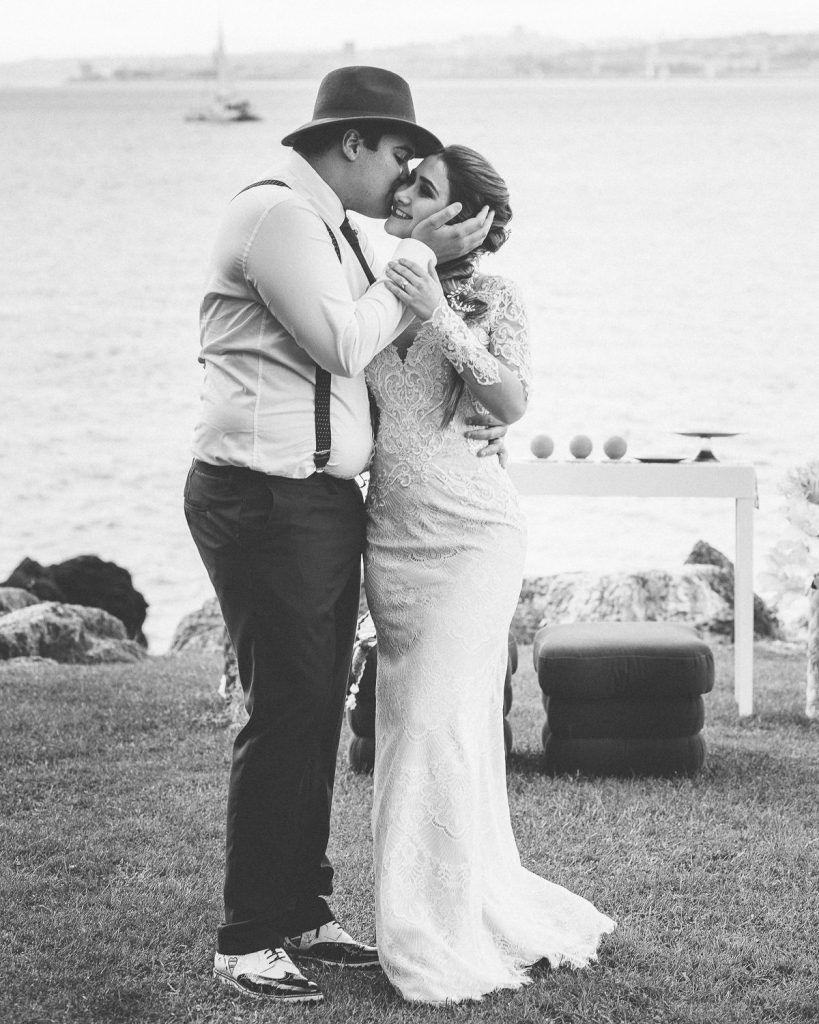 Elopement Alma lisboeta em Lisboa noivo dando um beijo no rosto da noiva