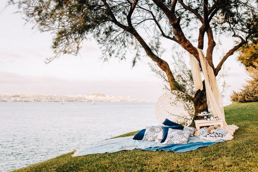 Elopement Alma lisboeta em Lisboa piquenique em tons azuis