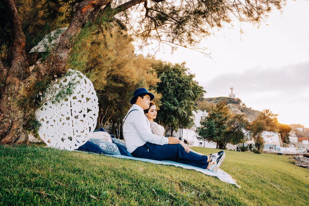 Elopement Alma lisboeta em Lisboa casal de olhos fechado com o monumento do cristo rei no fundo