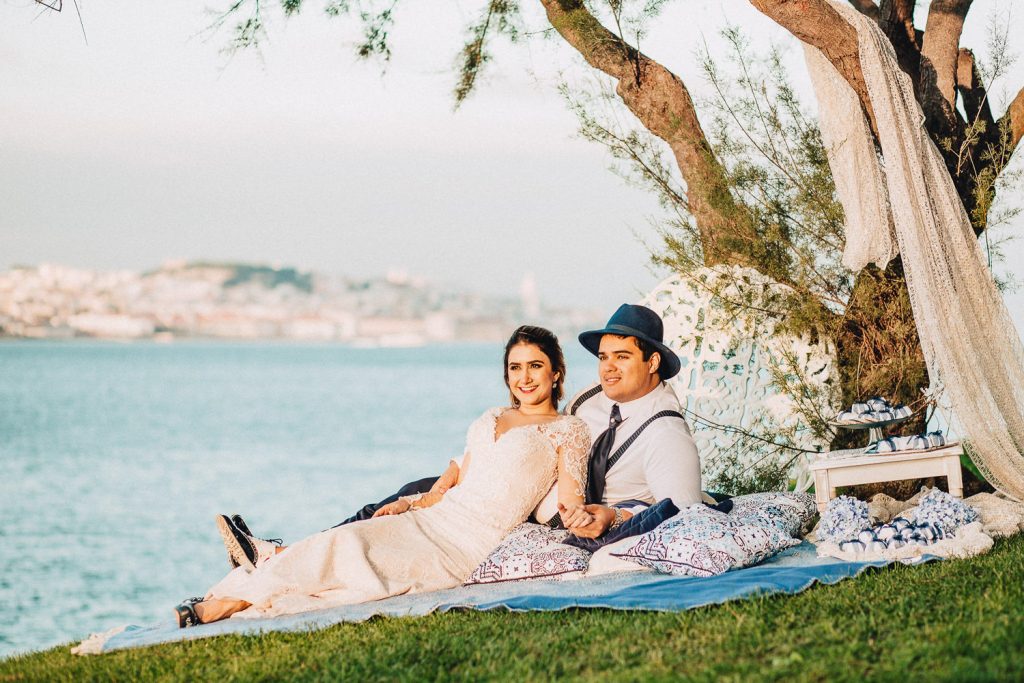 Elopement Alma lisboeta em Lisboa casal olhando o pôr do sol