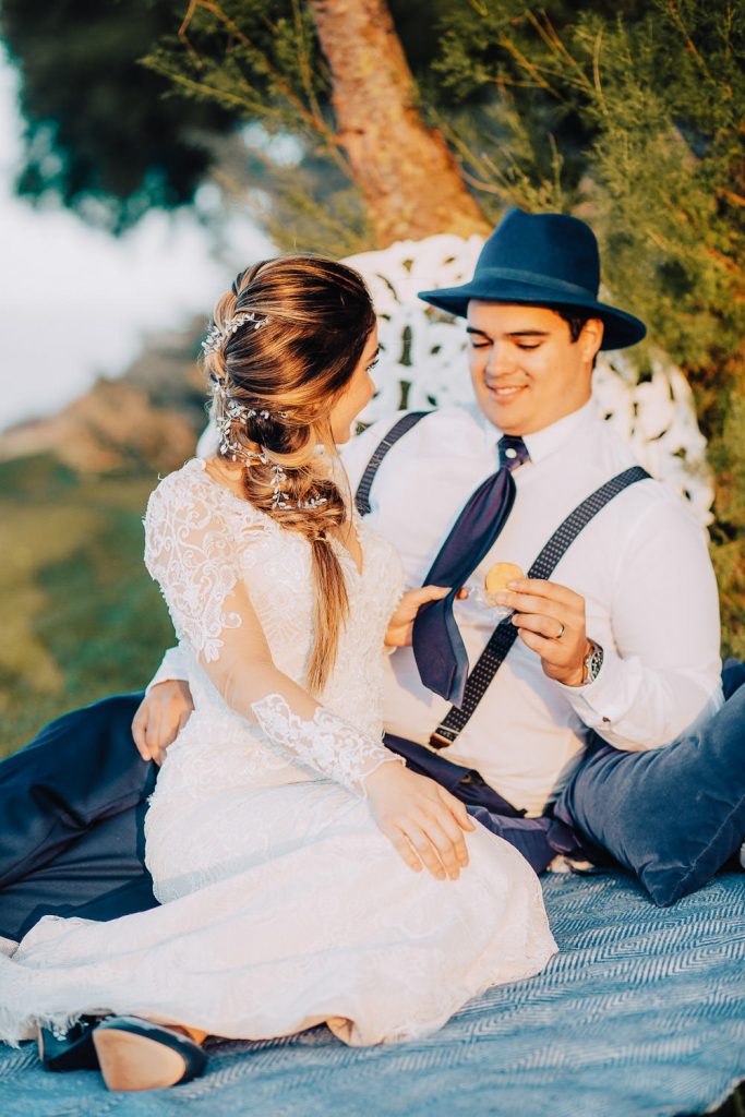 Elopement Alma lisboeta em Lisboa casal sentado no piquenique