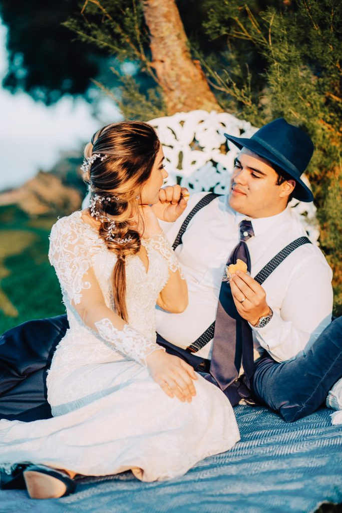 Elopement Alma lisboeta em Lisboa casal comendo no seu piquenique