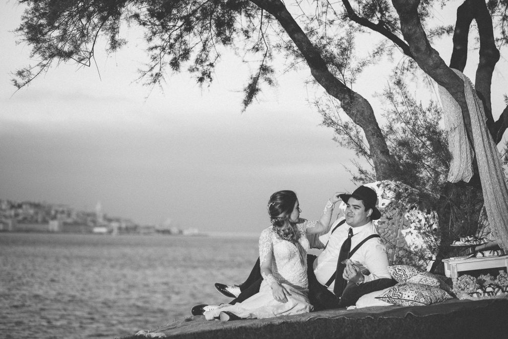 Elopement Alma lisboeta em Lisboa casal no piquenique em tons cinzas
