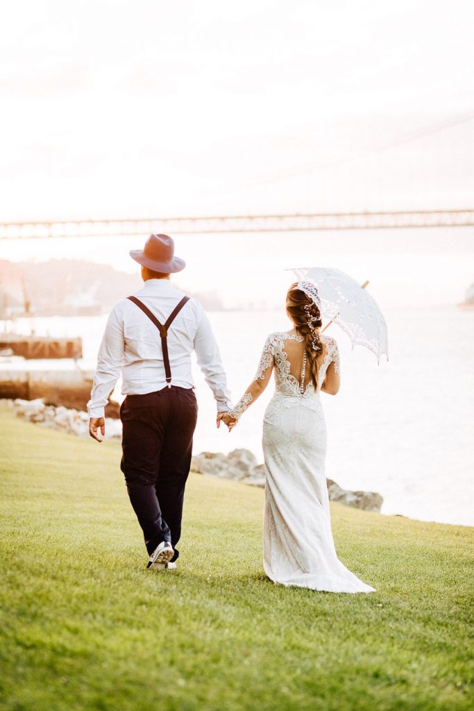Elopement Alma lisboeta em Lisboa casal andando no pôr do sol