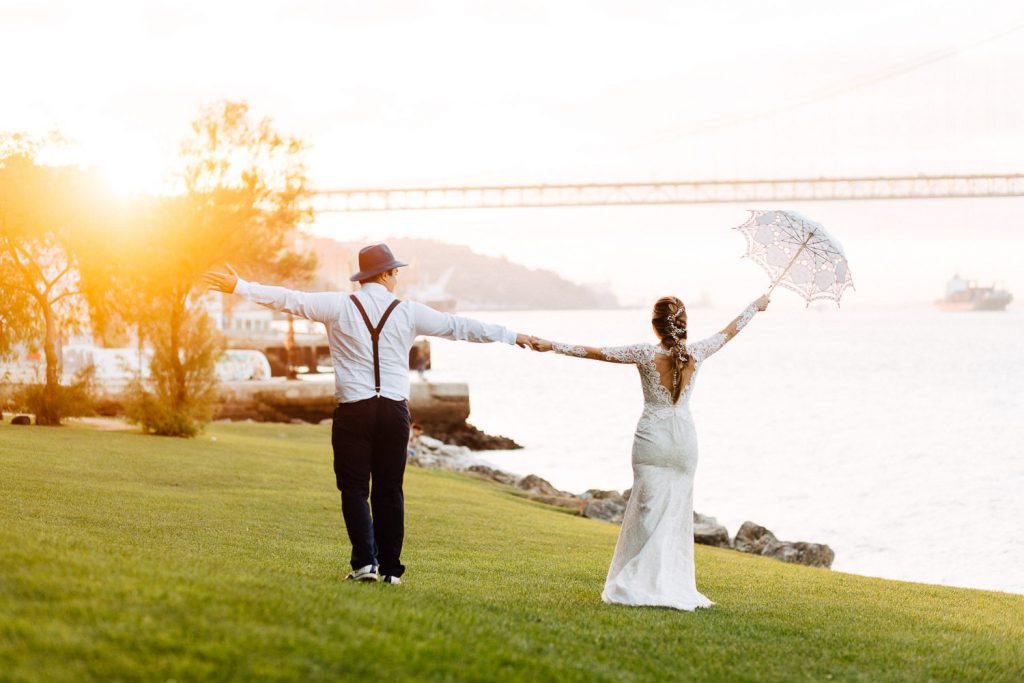 Elopement Alma lisboeta em Lisboa casal de mão abertas com a noiva segurando uma sombrinha