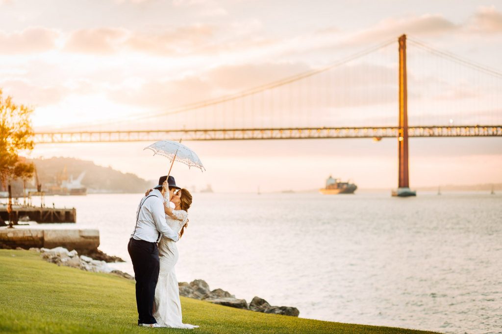 Elopement Alma lisboeta em Lisboa beijo do casal do lado do rio Tejo