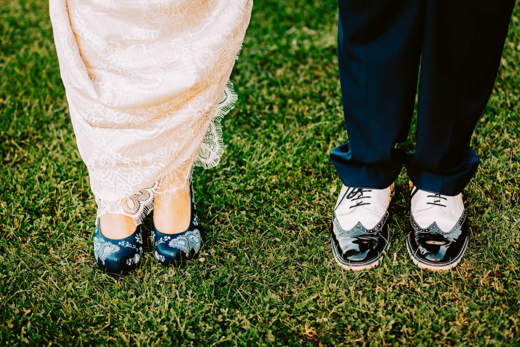 Elopement Alma lisboeta em Lisboa detalhes dos sapatos dos noivos