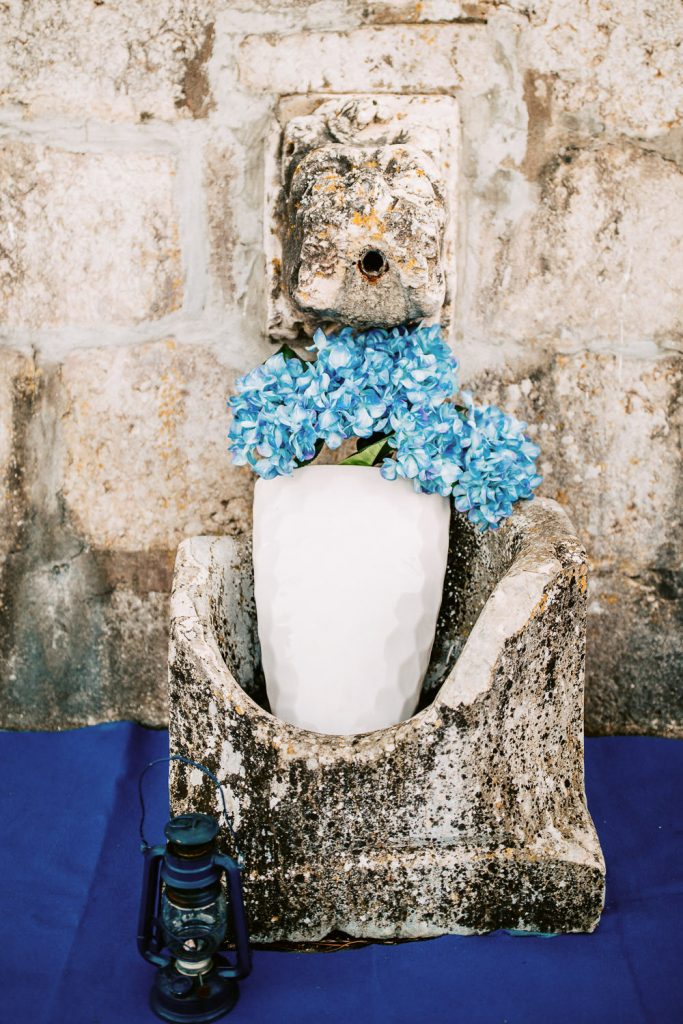 Elopement Alma lisboeta em Lisboa jarro com flores azul