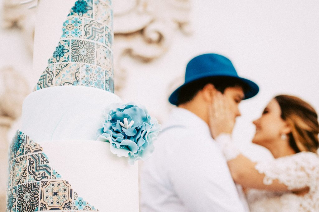 Elopement Alma lisboeta em Lisboa detalhe do bolo com o casal de noivos no fundo