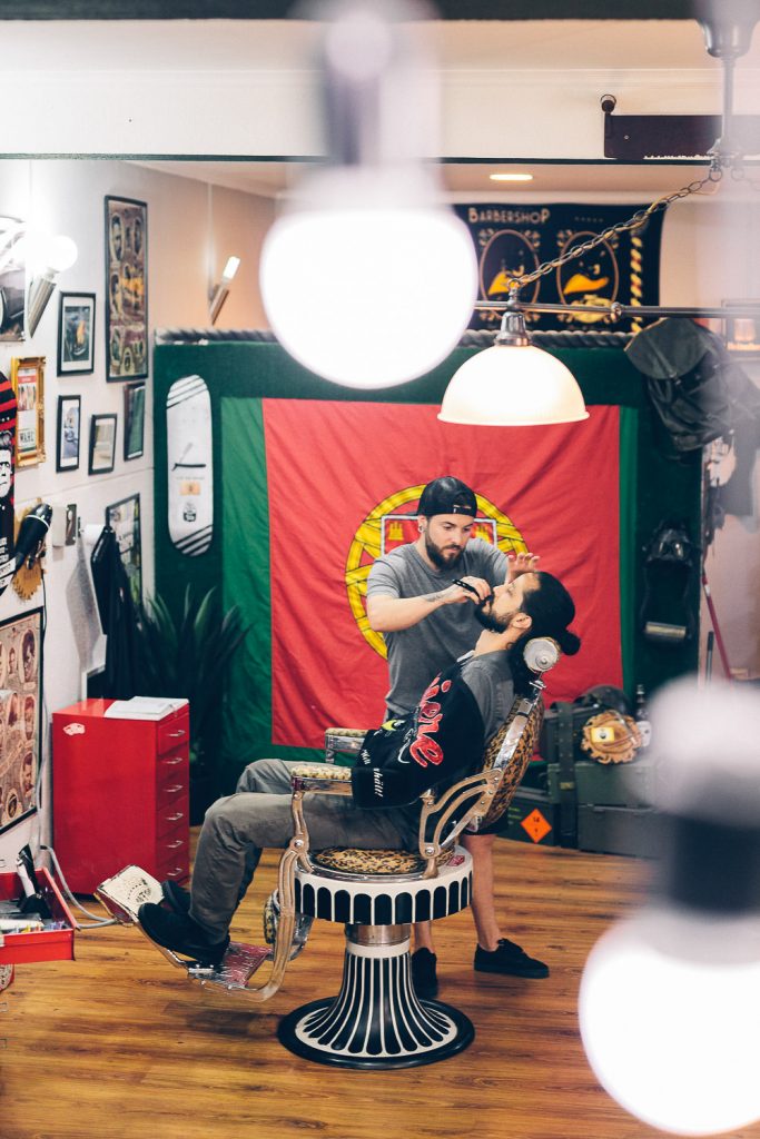 elopement boho quinta de alcube noivo fazendo a barba numa barbearia