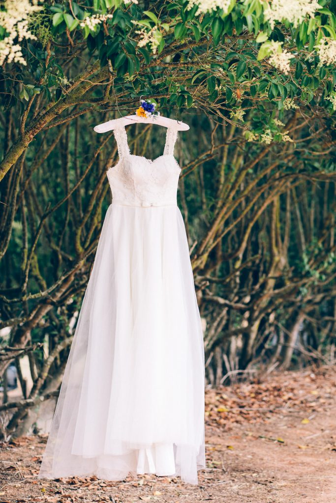 elopement boho quinta de alcube vestido de noiva pendurado