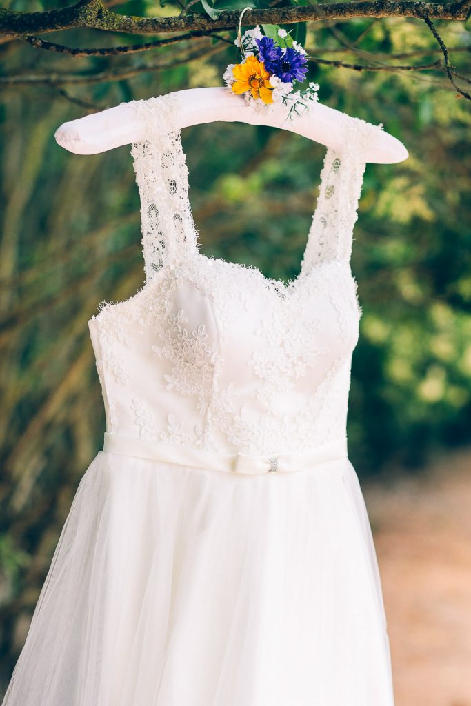 elopement boho quinta de alcube detalhe do vestido de noiva pendurado