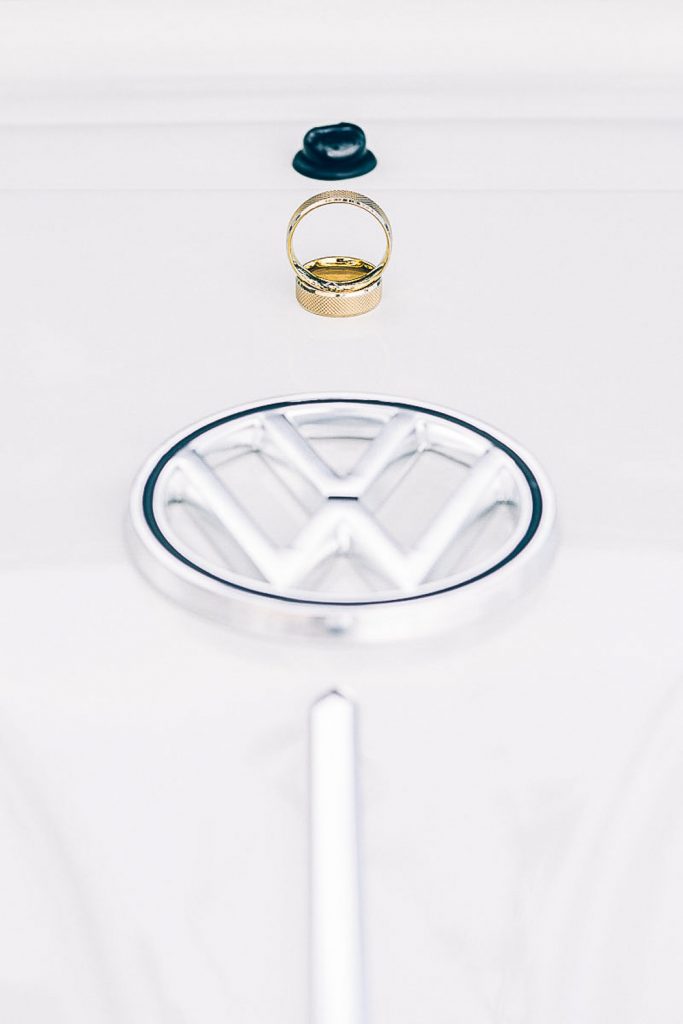 elopement boho quinta de alcube alianças de noivos em cima do capô de um fusca