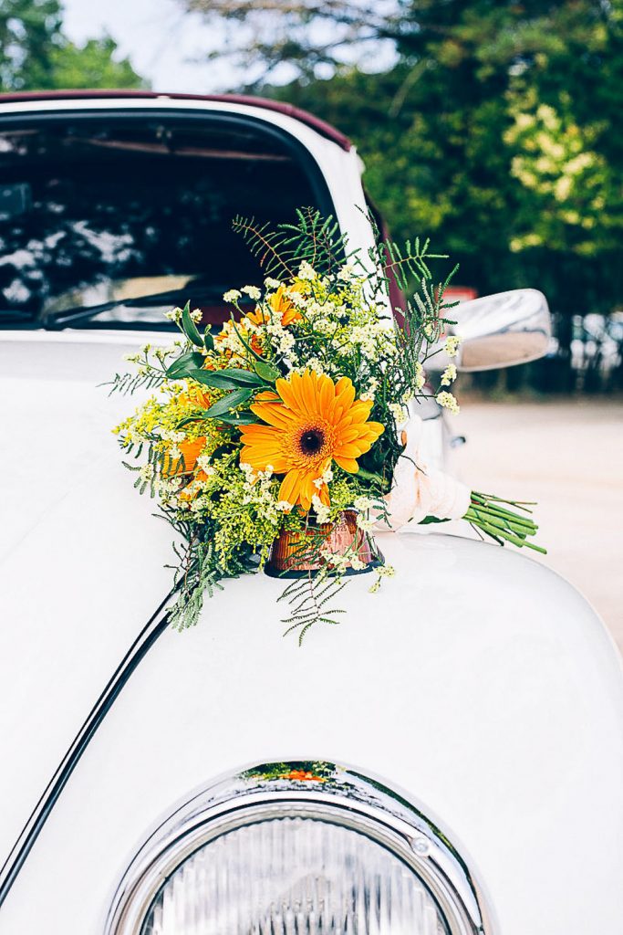 elopement boho quinta de alcube buquê em cima de um fusca