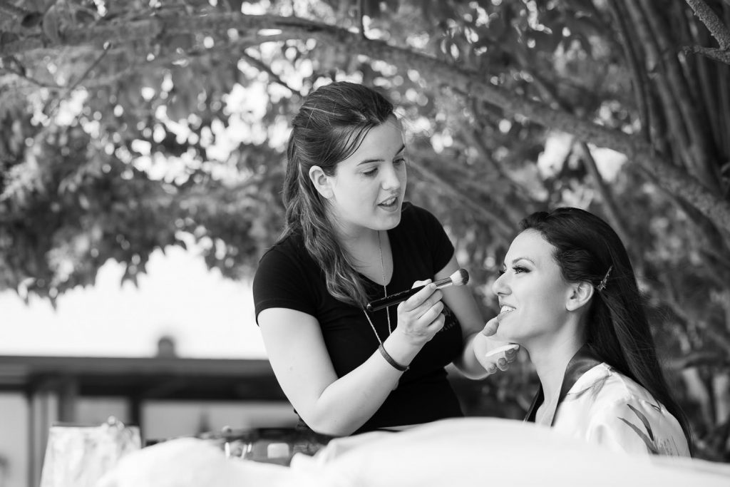 elopement boho quinta de alcube noiva sendo maquiada