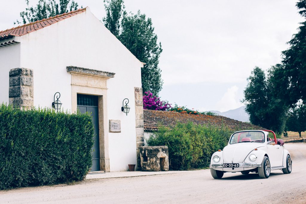 elopement boho quinta de alcube noivo dentro do carro