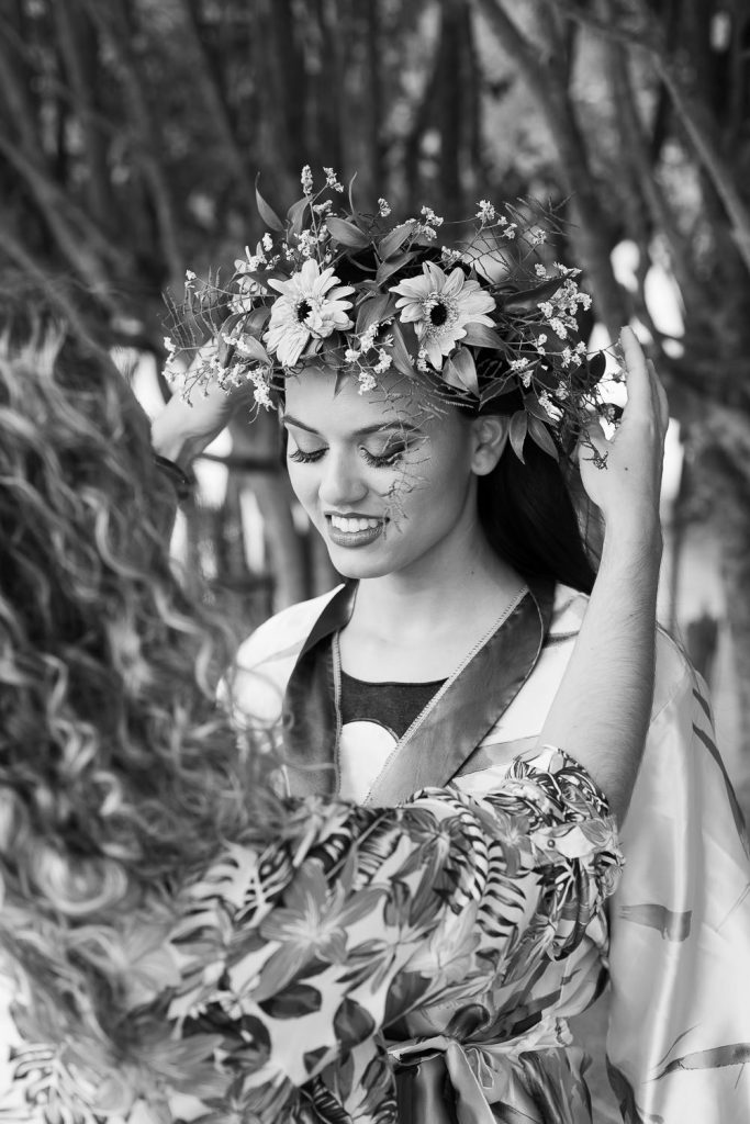 elopement boho quinta de alcube colocando a tiara de flores na noiva