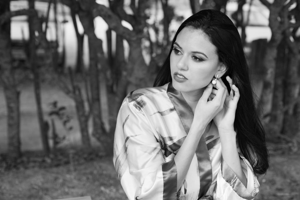 elopement boho quinta de alcube noiva colocando seu brinco