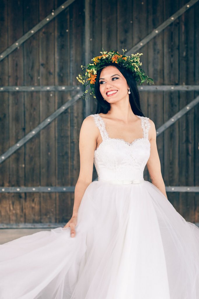 elopement boho quinta de alcube noiva mexendo no seu vestido