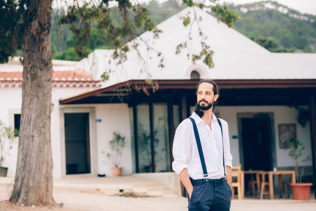 elopement boho quinta de alcube noivo no first look