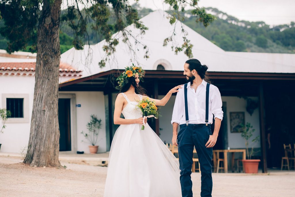 elopement boho quinta de alcube noivo se vira para ver a sua noiva