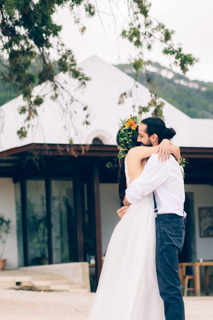 elopement boho quinta de alcube abraços dos noivo no seu primeiro encontro