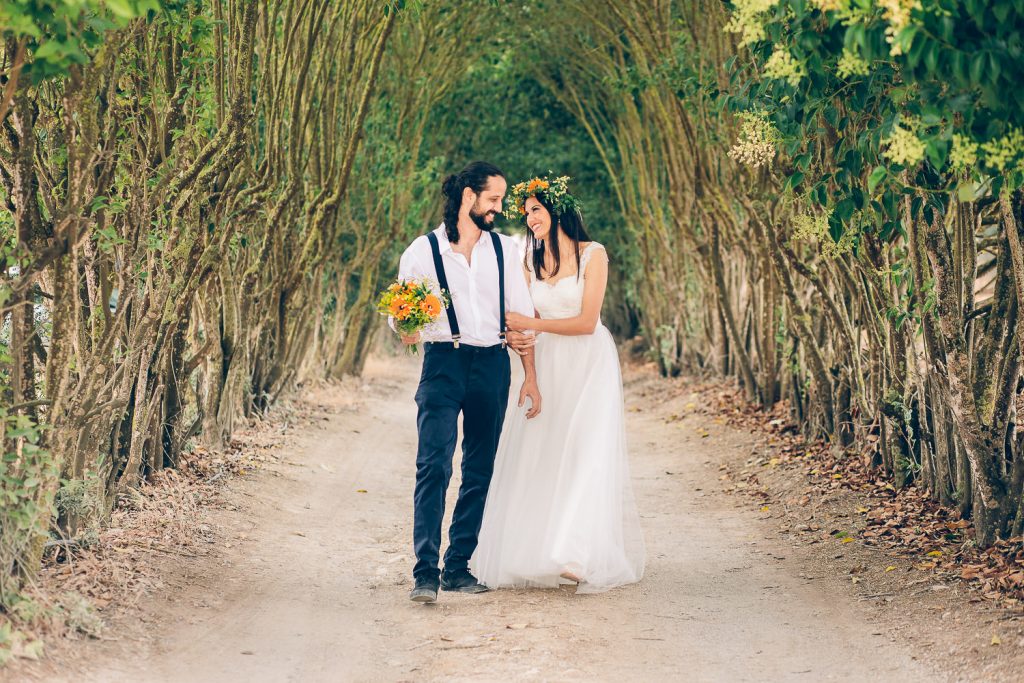 elopement boho quinta de alcube noivos andando pelo corredor da quinta