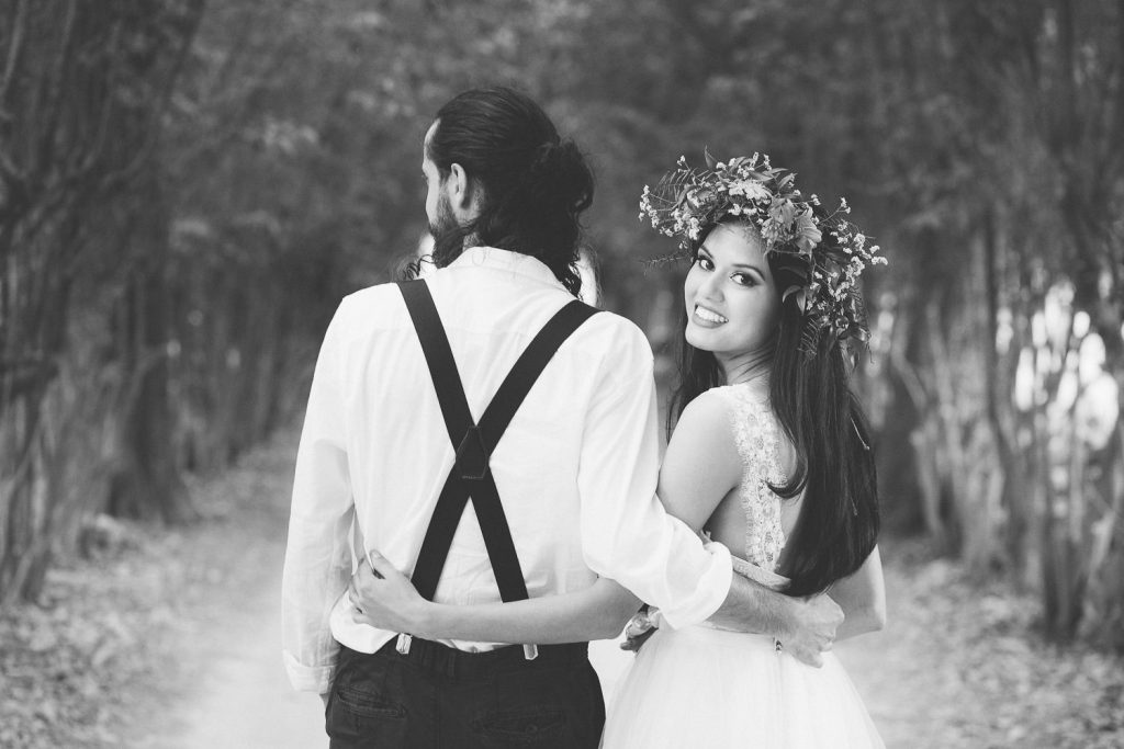 elopement boho quinta de alcube noiva olhando para trás