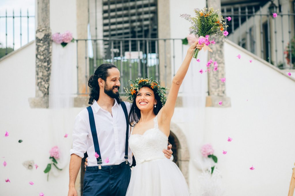 elopement boho quinta de alcube saindo felizes da cerimonia
