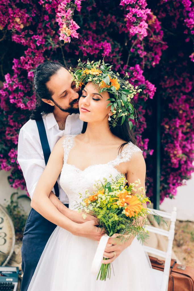 elopement boho quinta de alcube abraço por trás da noiva