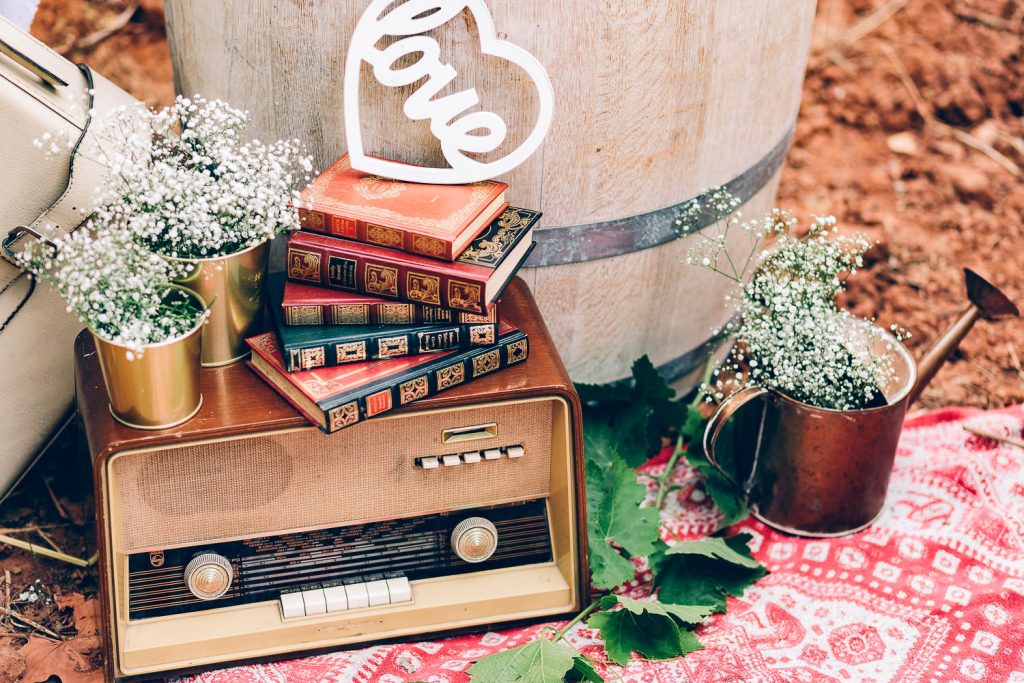 elopement boho quinta de alcube detalhes da decoração vintage no vinhedo