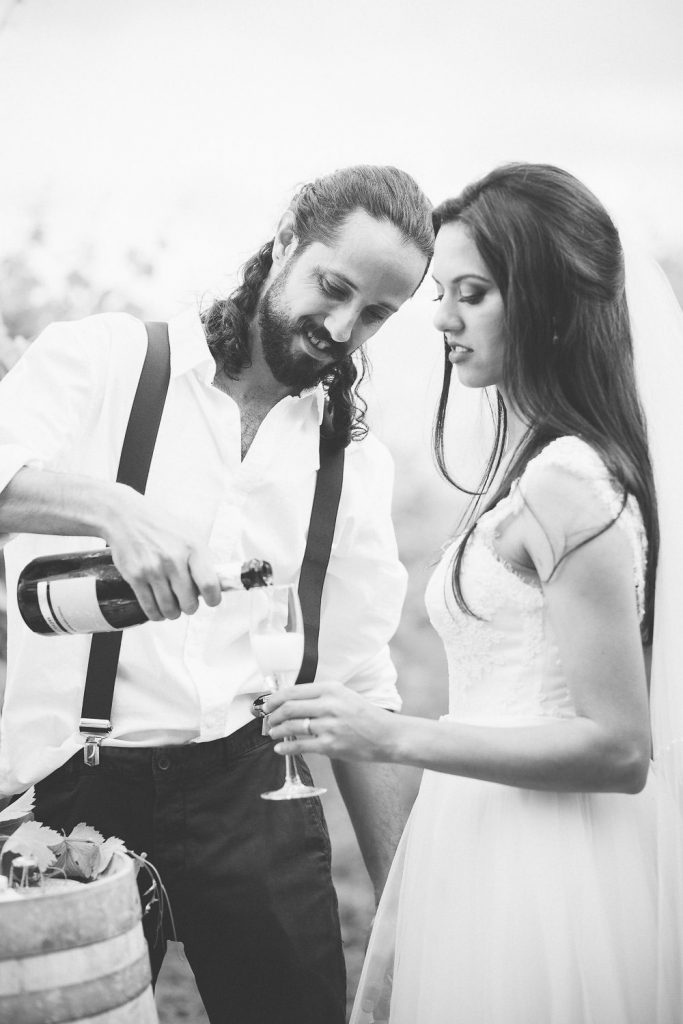 elopement boho quinta de alcube noivos no seu primeiro brindes