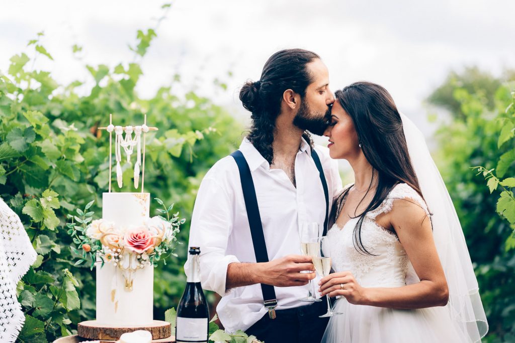 elopement boho quinta de alcube um beijo na testa da noiva no vinhedo