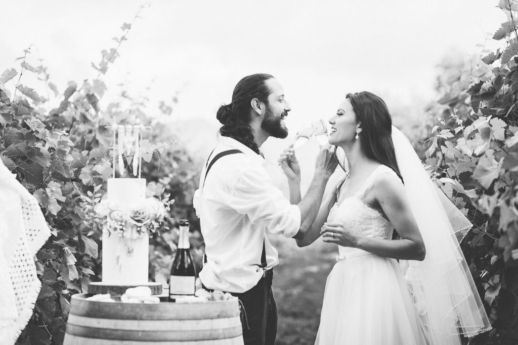elopement boho quinta de alcube brindando no vinhedo
