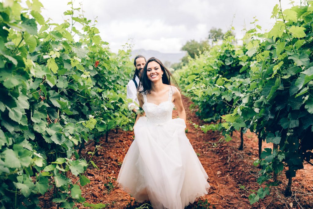 elopement boho quinta de alcube noivos correndo no vinhedo