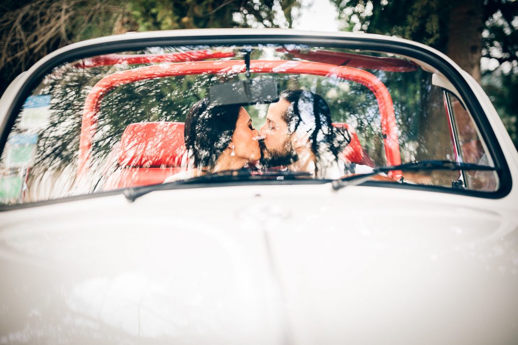 elopement boho quinta de alcube beijo no carro