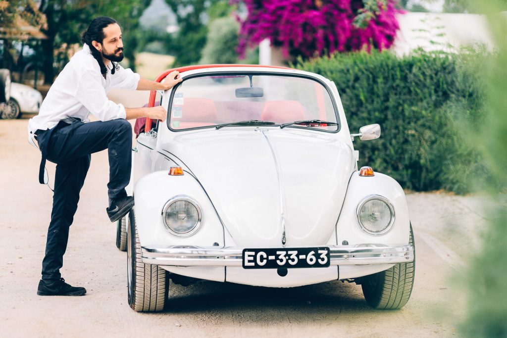 elopement boho quinta de alcube noivo com seu carro