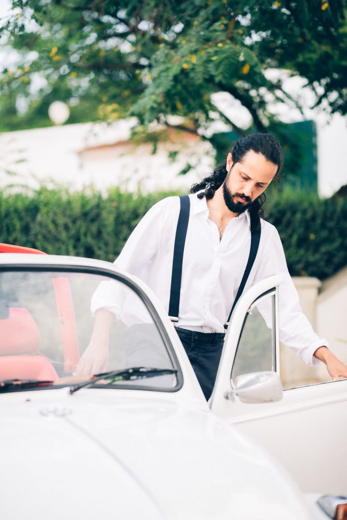 elopement boho quinta de alcube noivo partindo para casar nu seu carro fusca