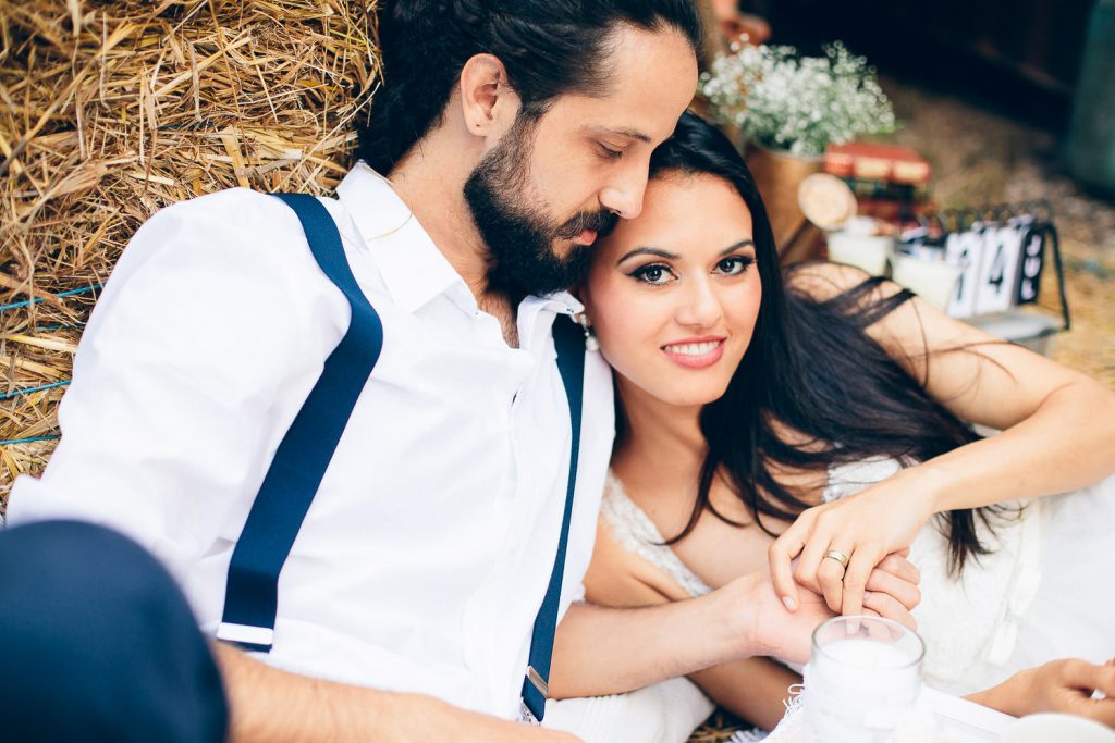 elopement boho quinta de alcube noivo contemplando a aliança